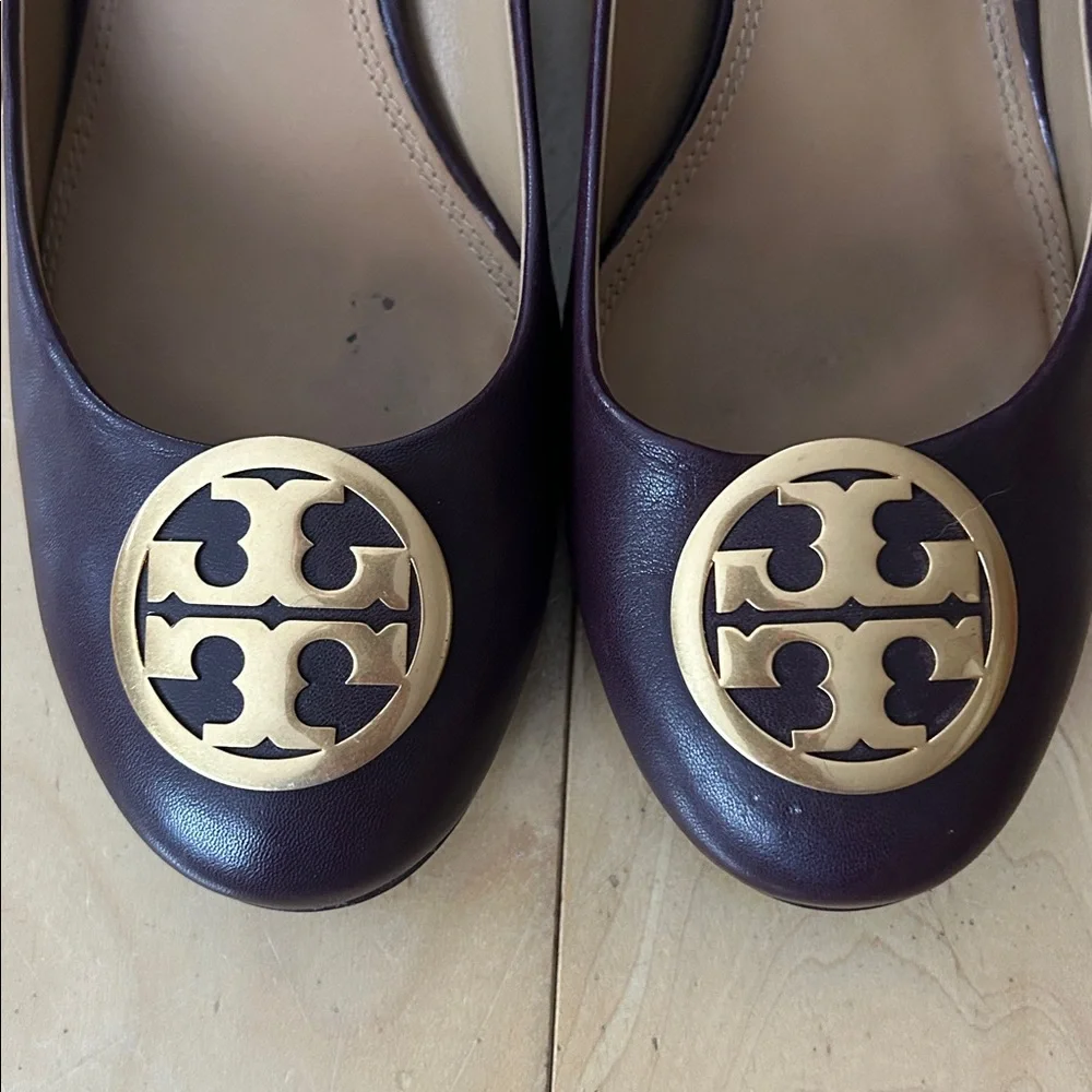 Tory Burch purple pumps with gold logo - Picture 8 of 11